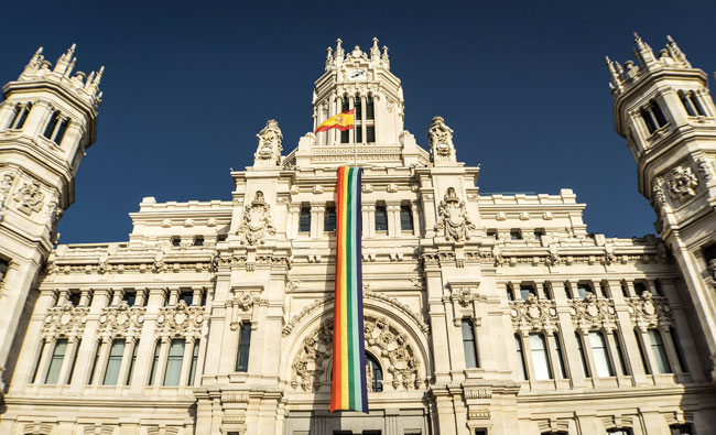 El Palacio de Cibeles (Madrid) con la bandera del Orgullo