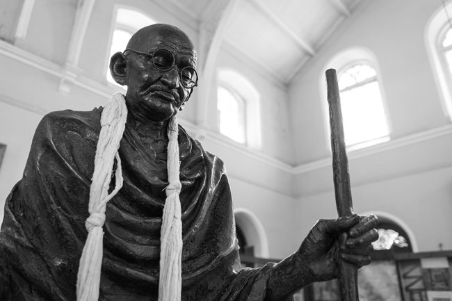 Estatua de Gandhi en el palacio del Aga Khan (India). Imagen de Daniel Christiansz en Pixabay