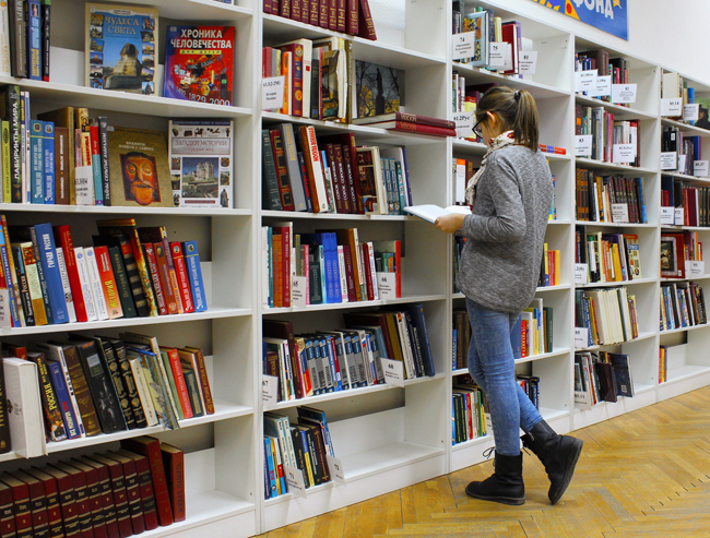 Los bibliotecarios nos ayudan a encontrar material bibliográfico