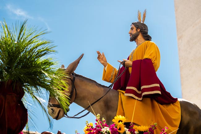 Las cenizas provienen de las palmas quemadas en el Domingo de Ramos anterior