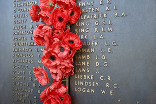 Día De La Conmemoración De La Guerra Mundial. La Amapola Roja Es Símbolo De  Recuerdo De Los Caídos En La Guerra. Amapolas De Papel Rojo Sobre Fondo De  Piedra Oscura Fotos, retratos