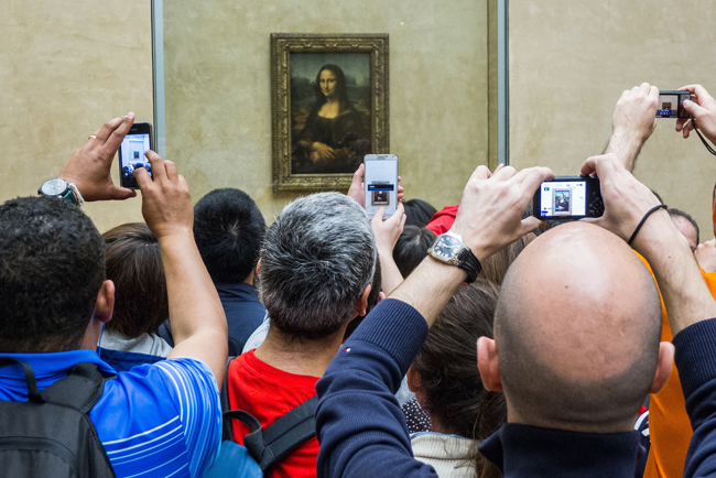 Turistas fotografiando la Gioconda en el Museo del Louvre (París)