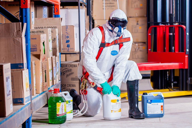 Trabajador con un traje químico