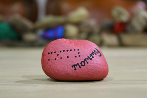 Piedra decorada con braille Piedra decorada con braille