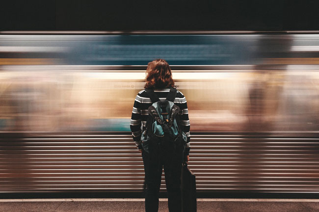 Chica viendo pasar el tren