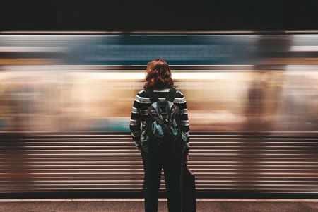 Chica viendo pasar el tren Chica viendo pasar el tren