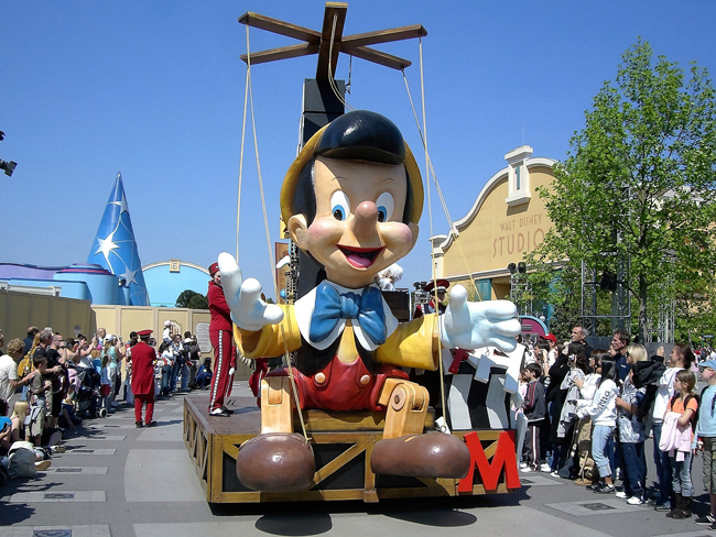 Marioneta de pinocho en un desfile de Disney
