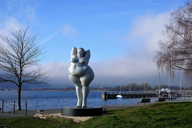 Estatua de una mujer de peso, en Lago Constanza en Europa Central