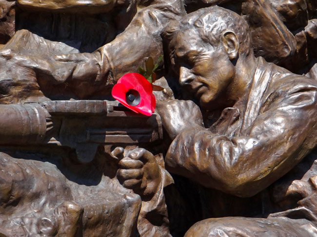 Día del recuerdo de la Guerra Mundial. La amapola roja es un símbolo de  recuerdo para los caídos en la guerra. Amapolas rojas sobre fondo de piedra  oscura Fotografía de stock 