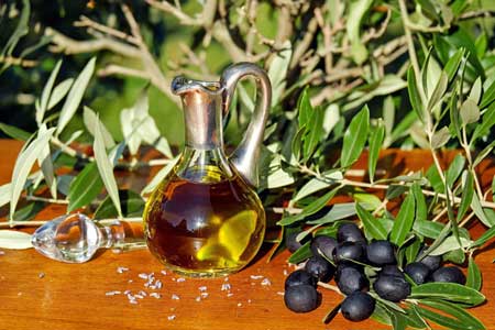 El aceite y las aceitunas son las formas principales de consumo del olivo El aceite y las aceitunas son las formas principales de consumo del olivo