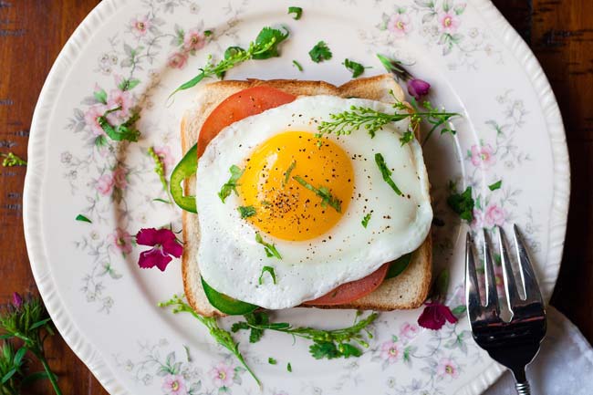 Desayuno saludable con huevo a la plancha