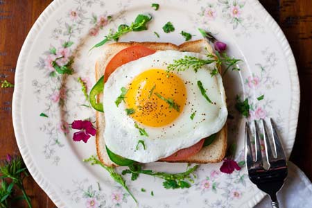 Desayuno saludable con huevo a la plancha Desayuno saludable con huevo a la plancha