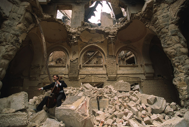 En 1992 el músico Vedran Smailovi? tocó su violonchelo entre los escombros de la biblioteca de Sarajevo