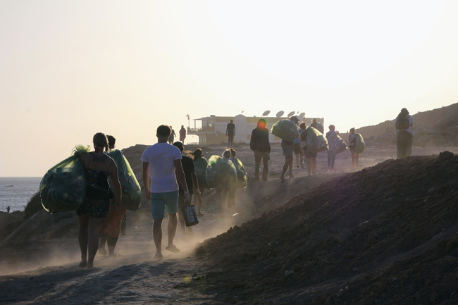 Equipo trabajando en la limpieza de una playa