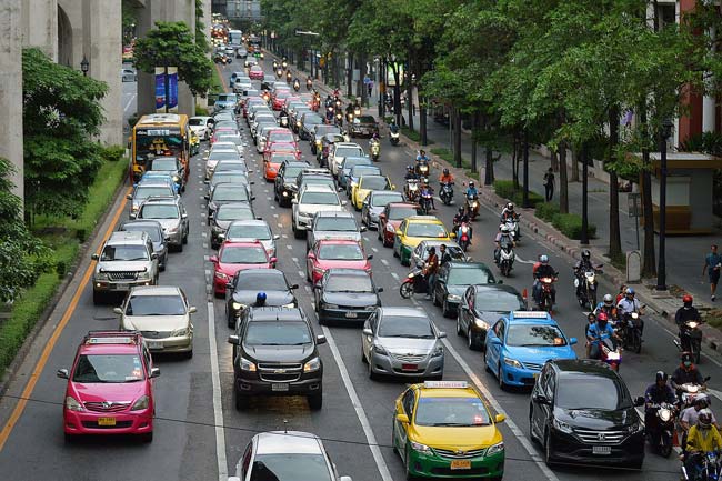 Los coches dominan el paisaje en muchas ciudades del mundo